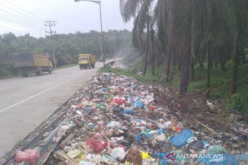 Jalur mudik Jalinsum Labuhanbatu penuh tumpukan sampah