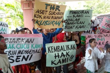 Puluhan pelaku seni tradisional THR demo di DPRD Surabaya