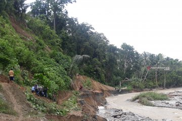 Jalan poros Palu-Kulawi putus diterjang banjir