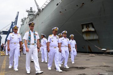 HMAS Canberra, kapal perang terbesar Australia tiba di Jakarta