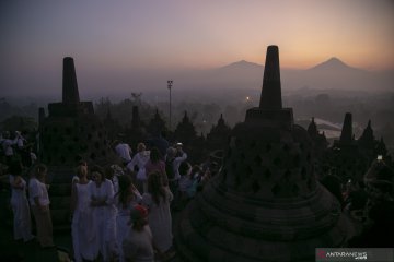Wisata matahari terbit Borobudur