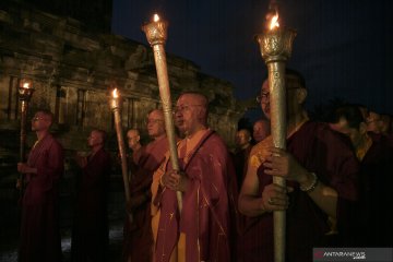 Persemayaman Api Dharma Waisak di Candi Mendut