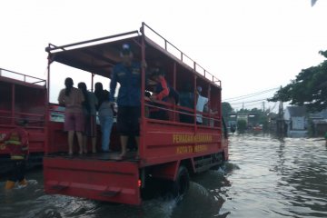 Banjir Tangerang disebabkan aliran Kali Cirarab tersumbat eceng gondok