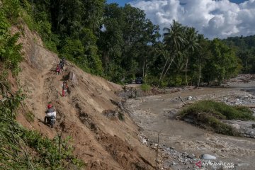 Warga gunakan jalan darurat