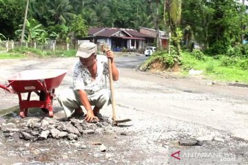 Warga berswadaya tambal jalur mudik berlubang di Sumut