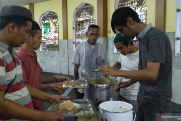 Gerakan Jumat Berbagi bagikan sajian buka untuk duafa Jambi