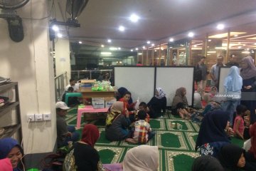 Masjid di Plaza Andalas Padang sediakan takjil dan nasi kotak gratis