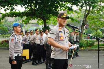 Polisi Tangerang periksa barang bawaan aksi demo 22 Mei