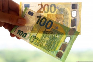 Uang kertas Euro pecahan 100 dan 200 emisi terbaru