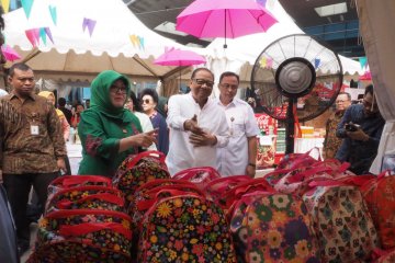 Setelah resmi dibuka Menkop, Smesco Bazar Ramadhan "diserbu" warga