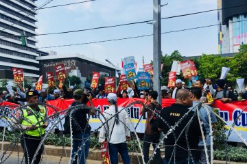 Massa mulai berdatangan di depan Gedung Bawaslu RI