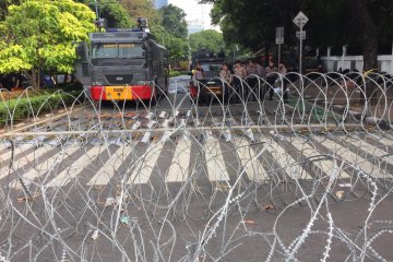 Pasca penetapan rekapitulasi, polisi tetap bersiaga di gedung KPU