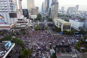 Massa aksi protes damai terus berdatangan di depan Bawaslu RI