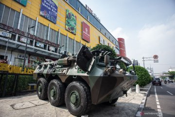 Jakarta siaga, Ada Panser parkir di depan LTC Glodok