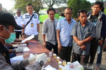 Polres Metro tes urine puluhan sopir bus