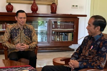 AHY kenakan batik kuning emas temui Jokowi di Istana Bogor