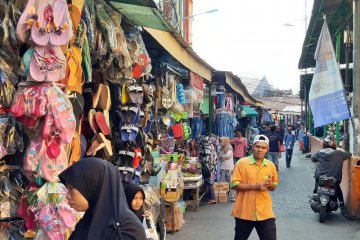 Pedagang pakaian pasar Jatinegara tutup lebih awal akibat aksi massa