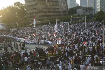 Neno Warisman temui massa di depan Bawaslu RI