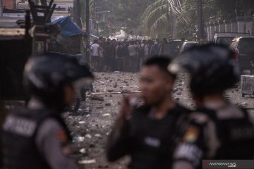 Massa masih berusaha serbu Polsektro Gambir