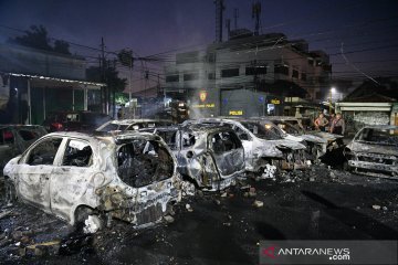 Demo rusuh, Puluhan mobil terbakar di komplek Asrama Brimob