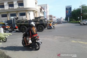 Ruas jalan dari jembatan Landak-Kapuas I ditutup massa