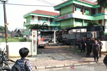 Dua bus Brimob dibakar oleh massa di Slipi Jakarta