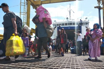 Kedatangan penumpang di pelabuhan Simboro Mamuju mulai meningkat