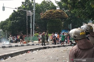 Massa di Petamburan provokasi polisi lalu kabur ke masjid