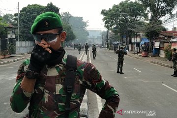 Tentara cegah massa agar tak bentrok dengan polisi