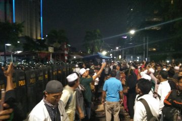 Massa depan Gedung Bawaslu RI ricuh