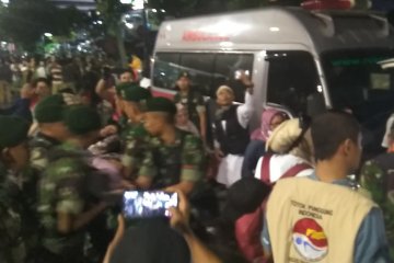 Aksi heroik personel TNI evakuasi peserta aksi kelelahan