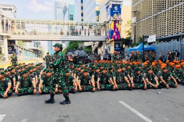 TNI turut berselawat di depan Gedung Bawaslu RI