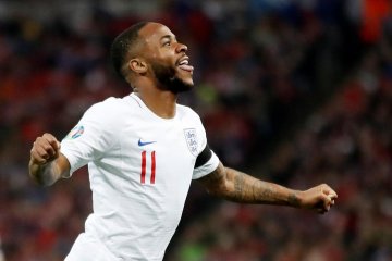 Guardiola dukung Sterling cetak 30 gol