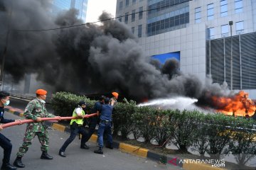 Pemadaman bus Brimob yang terbakar