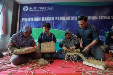 Pelatihan pembuatan kerajinan eceng gondok