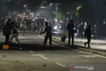 "Water cannon" buka jalan arah Pasar Tanah Abang