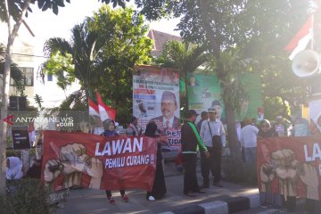 Puluhan warga demo di Kantor KPU Kota Surabaya