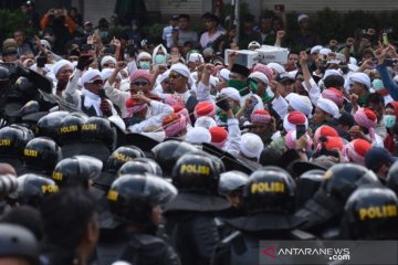 DEMO DI DEPAN GEDUNG BAWASLU