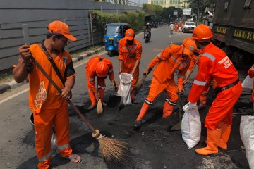 Pasukan oranye Cideng bersihkan puing sisa kerusuhan Tanah Abang