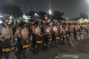 Polisi anti huru-hara mulai berjaga di patung kuda