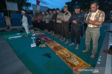 Buka puasa di tengah pengamanan unjuk rasa