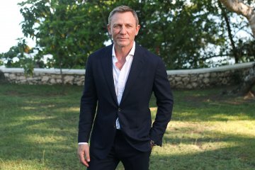 Daniel Craig akan operasi pergelangan kaki, film "Bond" sesuai jadwal