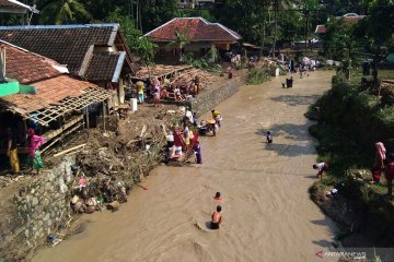 Puluhan rumah rusak akibat banjir luapan sungai Cibeurih