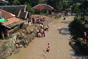 Ruas Cipanas- Muncang di Lebak terputus akibat longsor