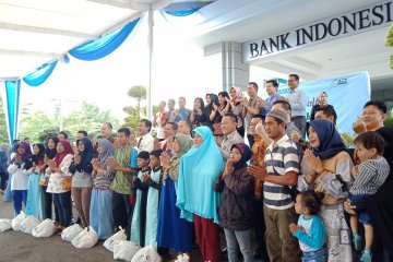 Masyarakat binaan ACT Lampung terima sembako murah BI-BMPD