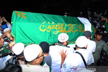 Ribuan pelayat antar jenazah Ustadz Arifin Ilham dimakamkan