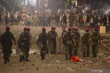 Marinir tenangkan massa di Slipi