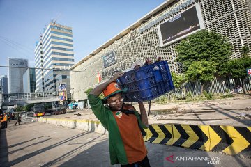 Jalan sekitar Bawaslu dibersihkan