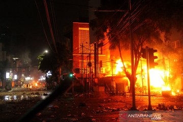 Massa aksi masih berkumpul, api di Pospol Sabang belum dipadamkan