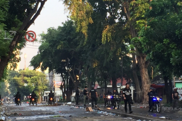 Brimob sisir area Kebon Kacang untuk tangkap massa yang tersisa